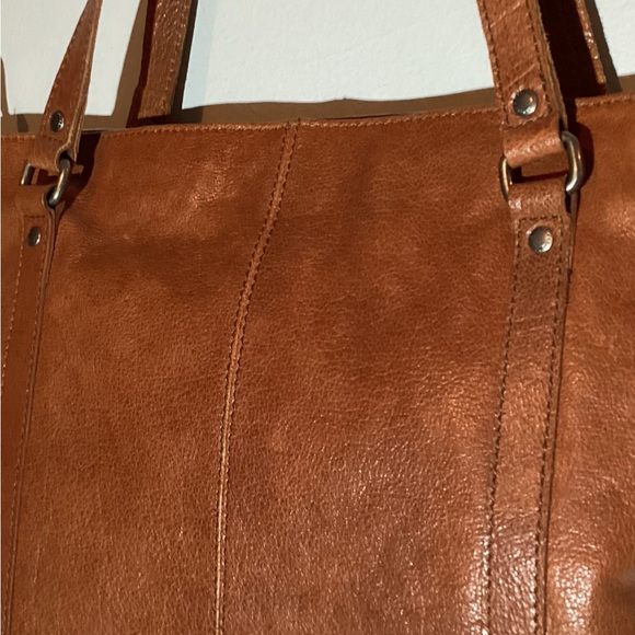 Spikes & Sparrow leather tote, zipper top,12”drop, slip in&zipper inside pockets - Picture 15 of 16